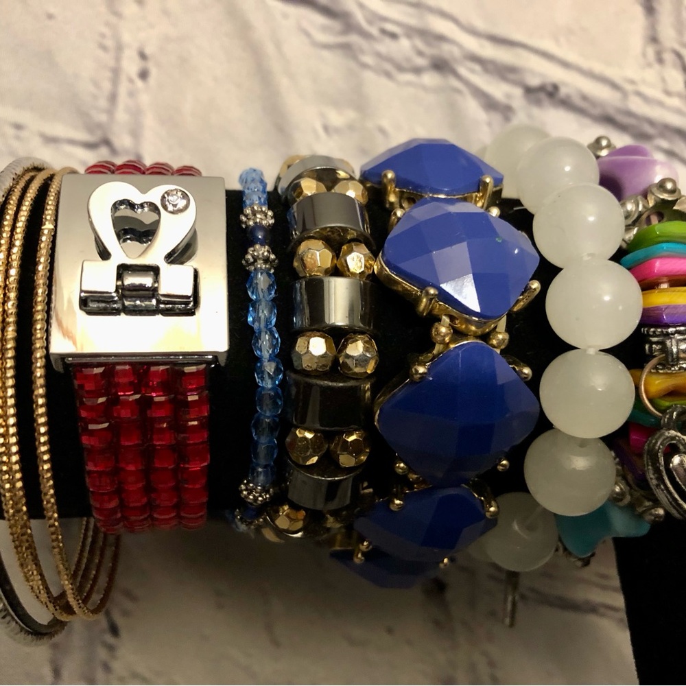 Misc-Vintage Multi-colored Bracelet Lot: Stretch; beads; clasp; bangle